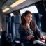 Berufspendlerin arbeitet im Zug am Laptop